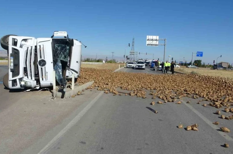Malatya’da pancar yüklü tır devrildi: 1 yaralı