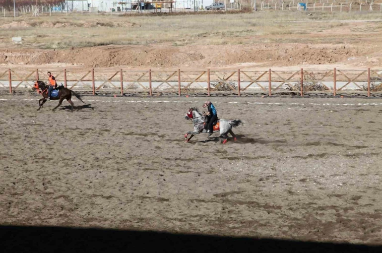 Malatya’nın Yazıhan ilçesinde ata sporu atlı cirit yaşatılıyor
