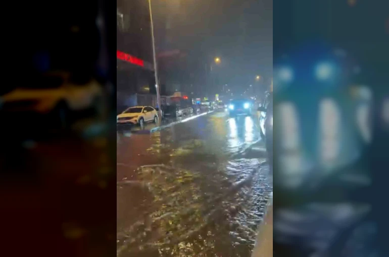 Maltepe’de aniden bastıran sağanak yağış caddeyi göle çevirdi
