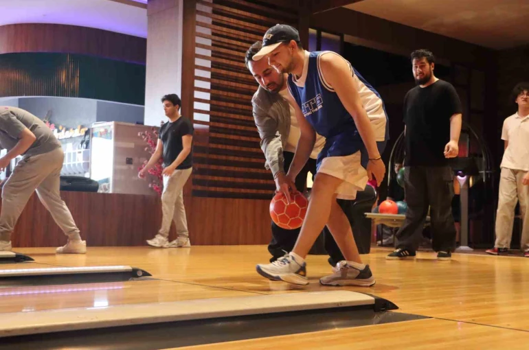 Maltepeli gençler bowling turnuvasıyla eğlendi