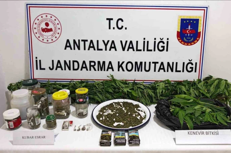 Manavgat’ta 2 kilo kubar esrar ve 130 kök kenevir ele geçirildi
