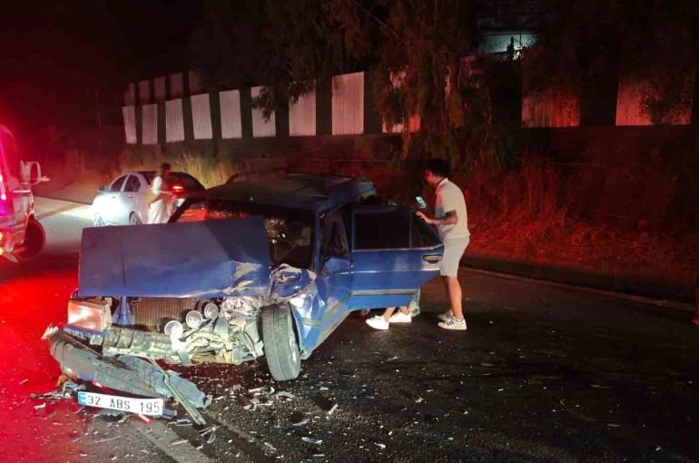 Manavgat’ta 3 araçlı zincirleme kaza: 1 yaralı