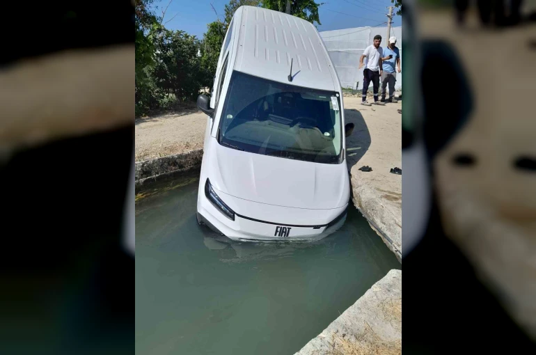 Manavgat’ta hafif ticari araç sulama kanalına düştü