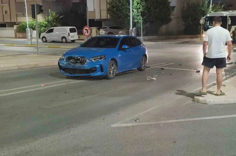 Manavgat’ta iki otomobil çarpıştı, sürücüler kazayı yara almadan atlattı