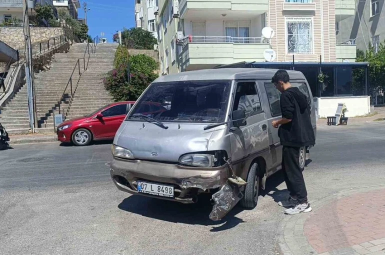 Manavgat’ta kamyonetle çarpışan motosikletin sürücüsü yaralandı