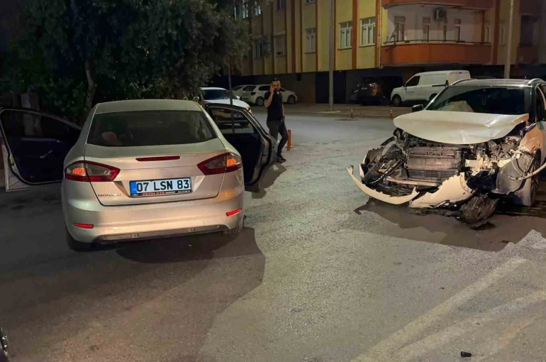 Manavgat’ta otomobiller çarpıştı: 4 yaralı