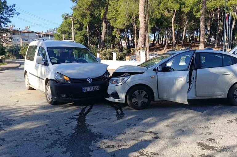 Manavgat’ta otomobiller kafa kafaya çarpıştı: 1 yaralı