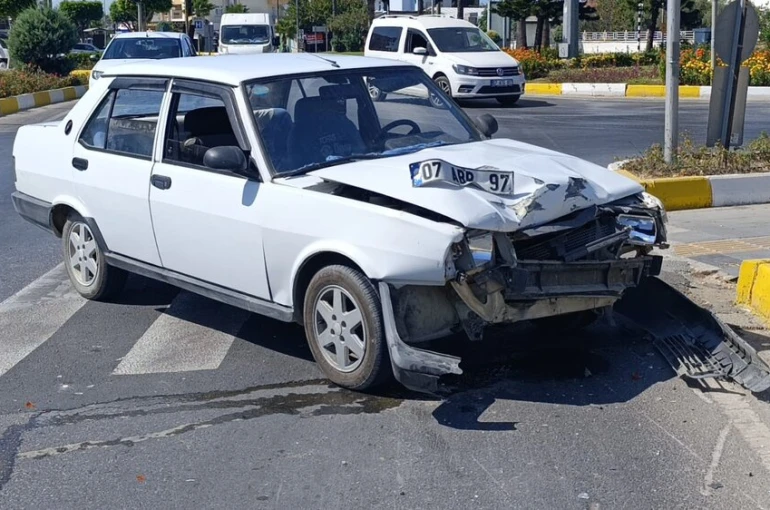 Manavgat’ta Tofaş otomobille çarpışan motosikletli ağır yaralandı