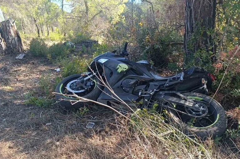 Manavgat’ta virajı alamayan motosikletli ağaca çarptı: 2 yaralı