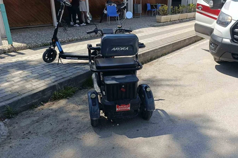 Manevra yaparken devrilen elektrikli bisikletin sürücüsü hafif yaralandı