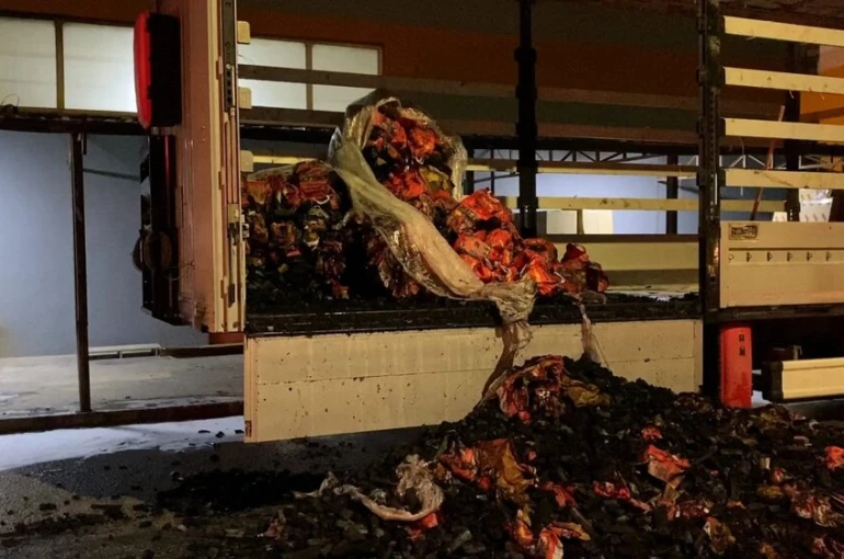 Mangal kömürü yüklü tır alev alev yandı