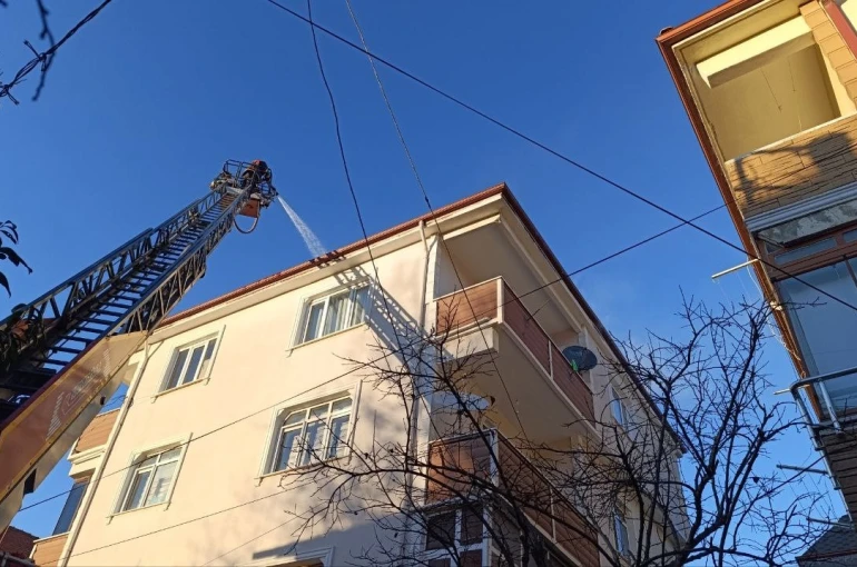 Mangal yakmak isterken çatıyı ateşe verdi