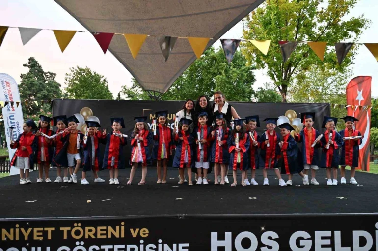 Manisa Büyükşehir’in minikleri yıl sonu gösterisinde alkış topladı
