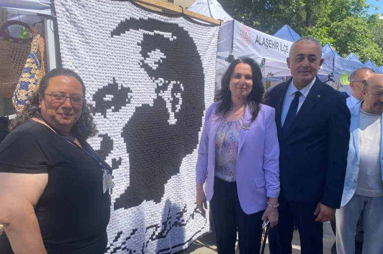 Manisa’da 7 bin 600 motifli Atatürk portresi sergiye damga vurdu