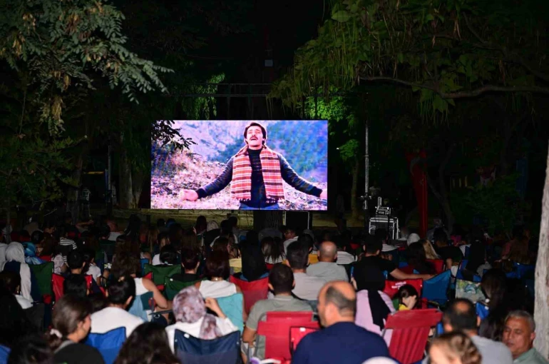 Manisa’da Açık Hava Sinema Geceleri nostalji rüzgarı estiriyor
