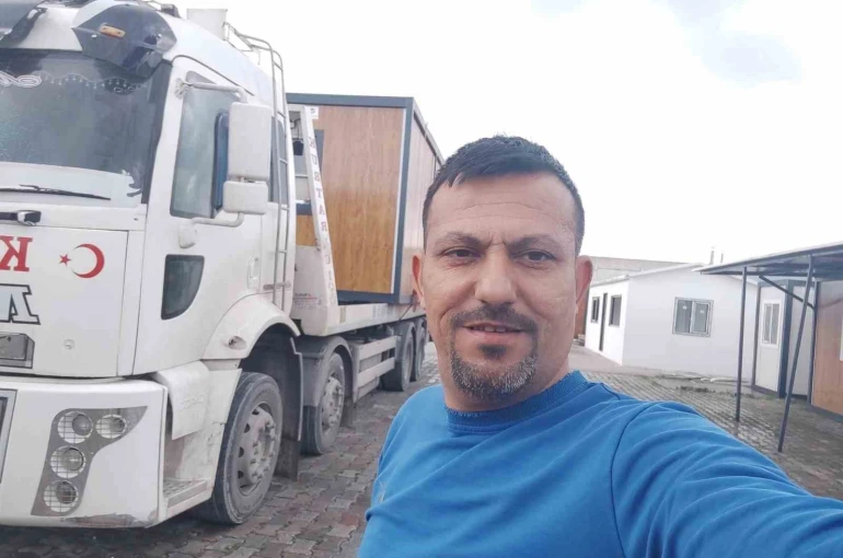 Manisa’da otomobil elektrik direğine çarptı: 1 ölü, 2 yaralı