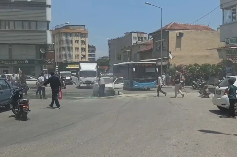 Manisa’da seyir halindeki otomobil alev aldı