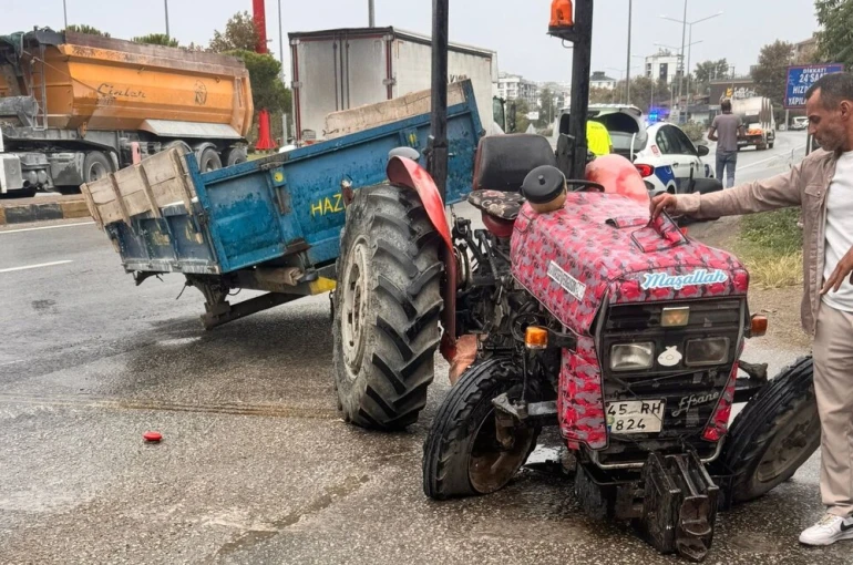 Manisa’da tır ile traktör çarpıştı: Yaşlı sürücü ağır yaralı