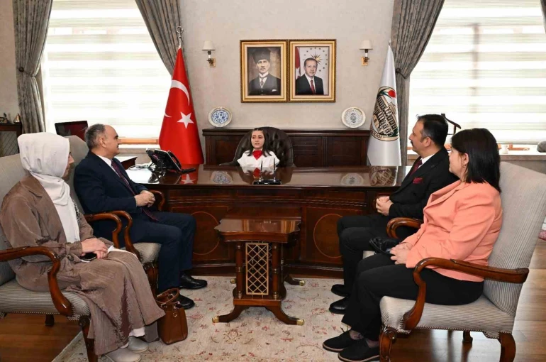 Manisa’da Valilik makamı minik Mehlika’ya emanet