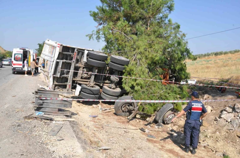 Manisa’da yolcu otobüsü kamyona çarptı: 1 ölü, 7 yaralı