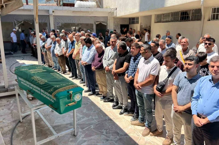 Manisa’daki feci kazada hayatını kaybeden 2 kişi defnedildi
