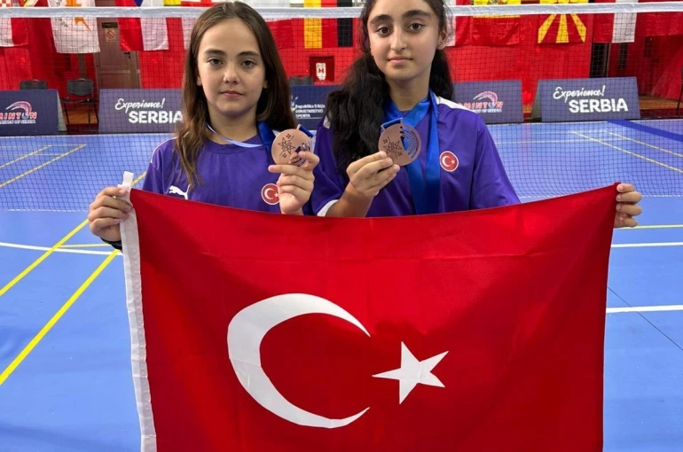 Manisalı badmintonculardan Sırbistan’da madalyalı başarı