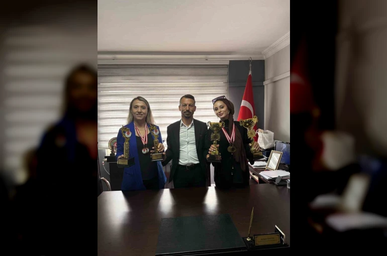 Manisalı kuaförler Antalya’dan 4 kupayla döndü