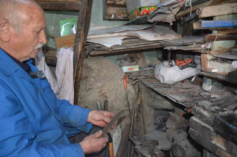 Manisa’nın 64 yıllık çelik bileği Orhan usta yarım asırdır örs başında