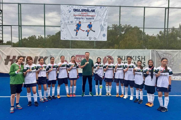 Manisa’nın kızları turnuvadan şampiyon ayrıldı