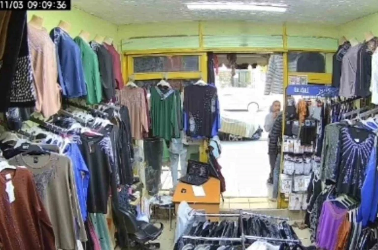 Mankenin üstündeki 1000 TL’lik montu kendi malıymış gibi gitti