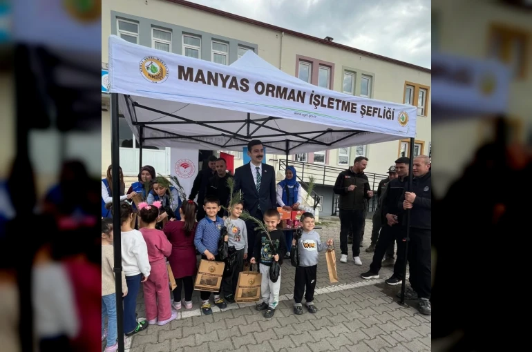 Manyas’ta Orman Haftası’nda fidanlar öğrencilere dağıtıldı