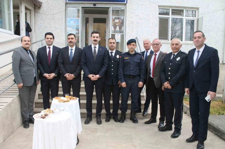 Manyas’ta polis haftası kapsamında pasta kesildi