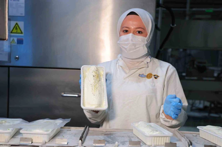 Maraş dondurmasında sıcak mesaisi: Yıllık üretim 120 bin tona ulaştı
