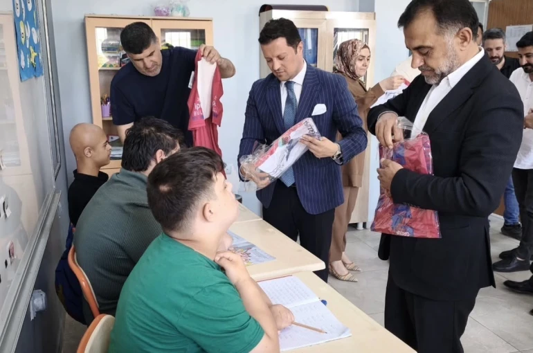 Mardin TSO Başkan adayı Duyan’dan özel eğitim öğrencilerine forma hediyesi