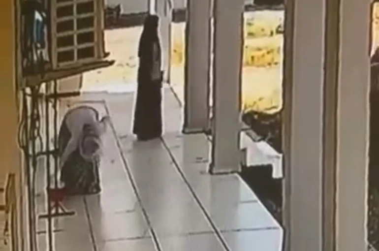 Mardin’de 3 kadının hırsızlık girişimi kameraya yansıdı