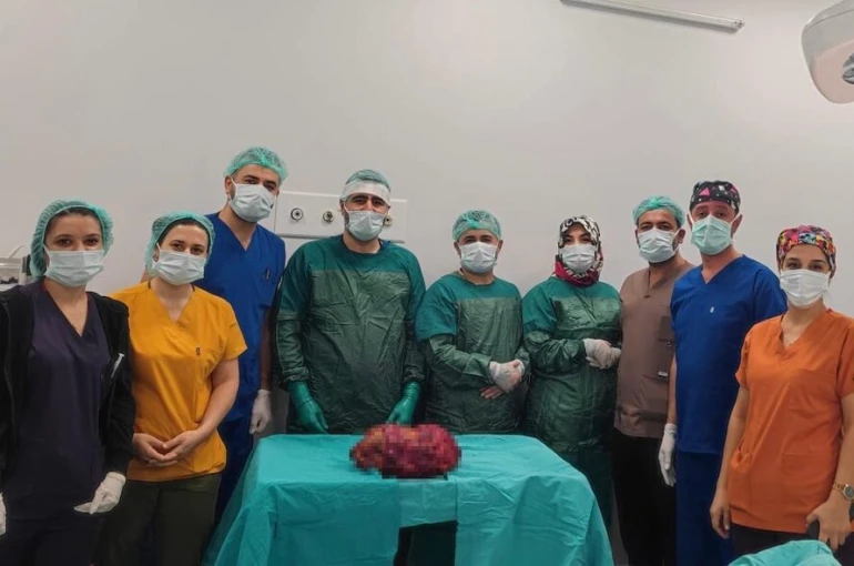 Mardin’de 6 kiloluk böbrek, ameliyatla alındı