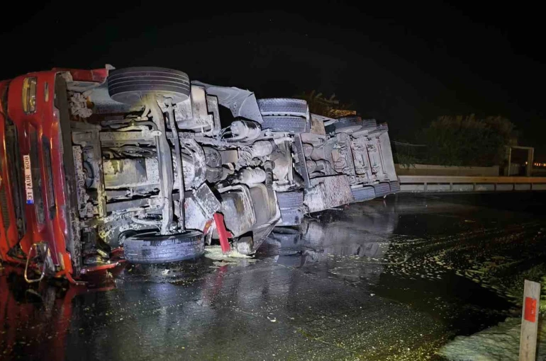 Mardin’de bitkisel yağ yüklü kamyonet devrildi
