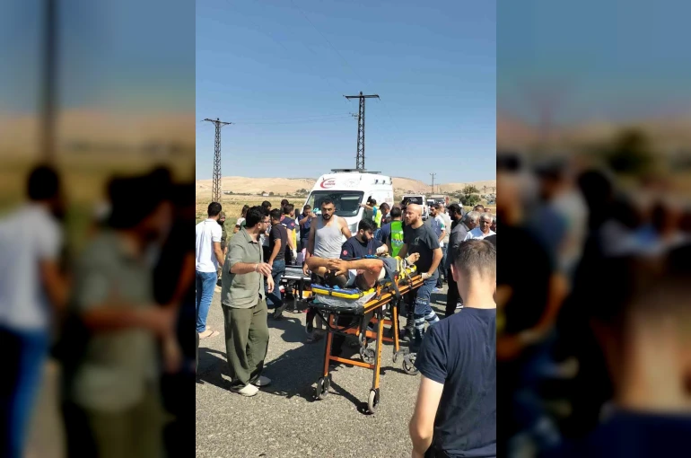 Mardin’de hafif ticari araç ile motosiklet çarpıştı: 4 yaralı