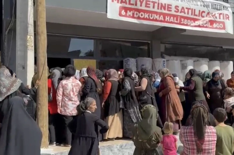 Mardin’de halı mağazasında indirim izdihama neden oldu