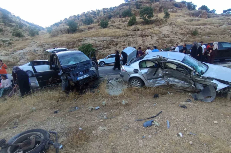 Mardin’de iki otomobil çarpıştı: 9 yaralı