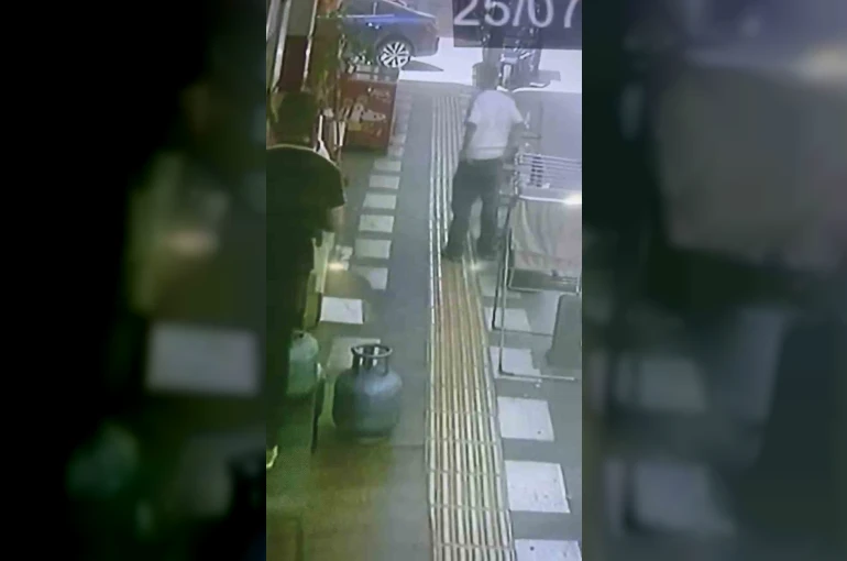 Mardin’de iş yerinin önündeki papağanın çalındığı anlar kamerada