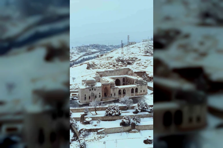 Mardin’de Kasımiye Medresesi’nin kar altındaki manzarası dronla görüntülendi