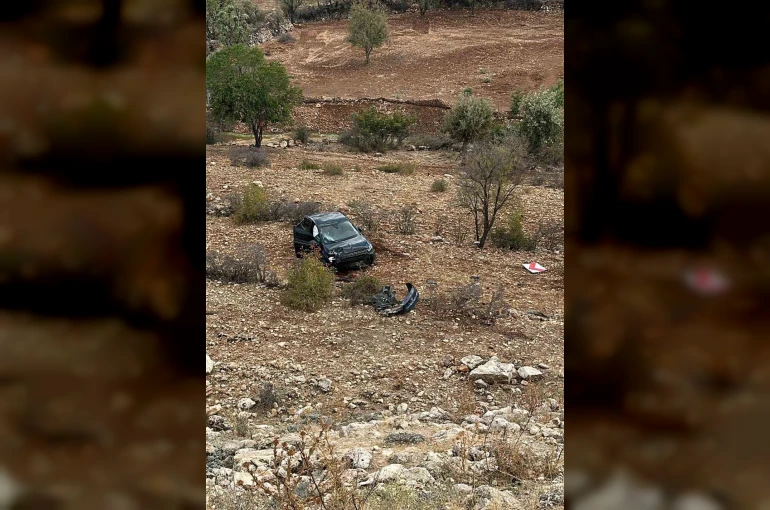 Mardin’de kontrolden çıkan otomobil şarampole devrildi: 2 yaralı