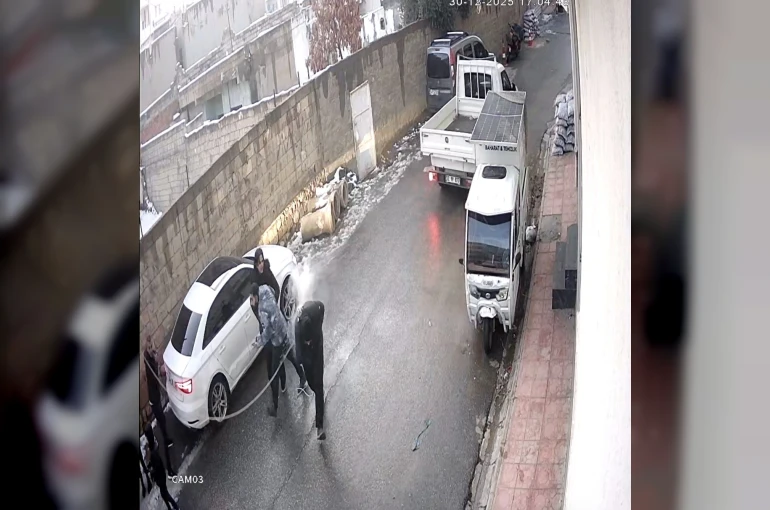 Mardin’de kopan elektrik teli gençlerin üzerine düştü