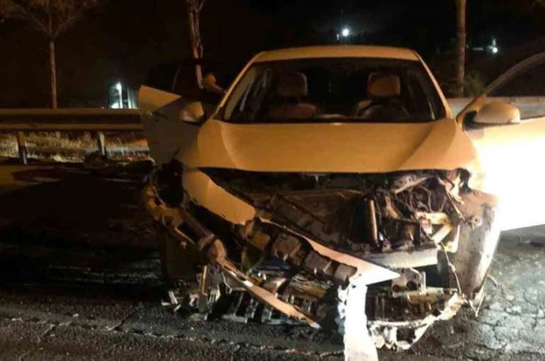 Mardin’de otomobil demir bariyerlere çarptı: 1 yaralı