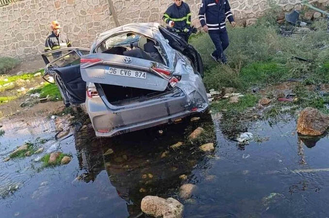 Mardin’de otomobil dere yatağına devrildi: 1 ölü, 2 yaralı 