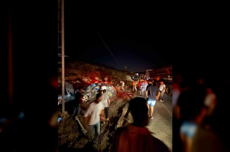 Mardin’de otomobil ile kamyonetin çarpıştığı kazada 3 kişi hayatını kaybetti, 5 kişi yaralandı