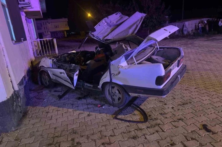 Mardin’de otomobil ile traktör çarpıştı: 1’i çocuk 4 yaralı
