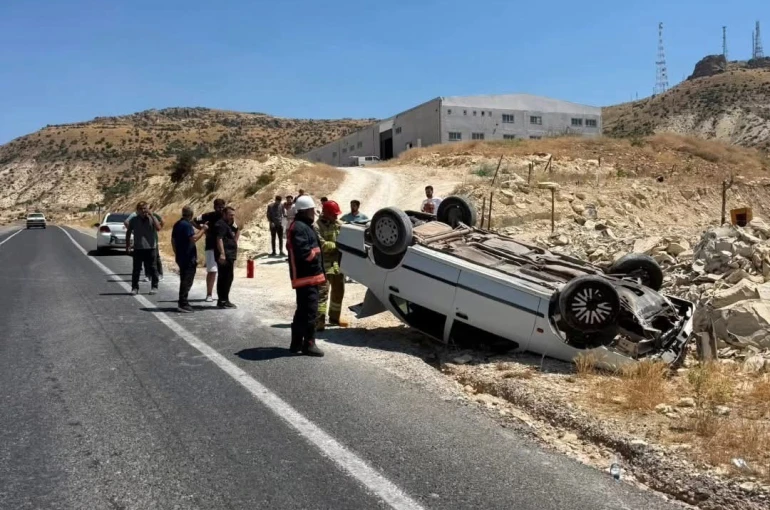 Mardin’de otomobil takla attı: 2 yaralı