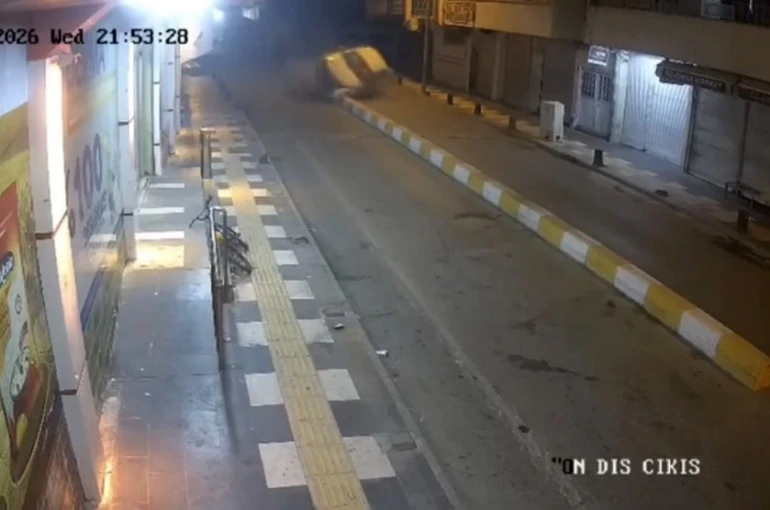 Mardin’de otomobilin takla attığı kaza güvenlik kameralarına yansıdı
